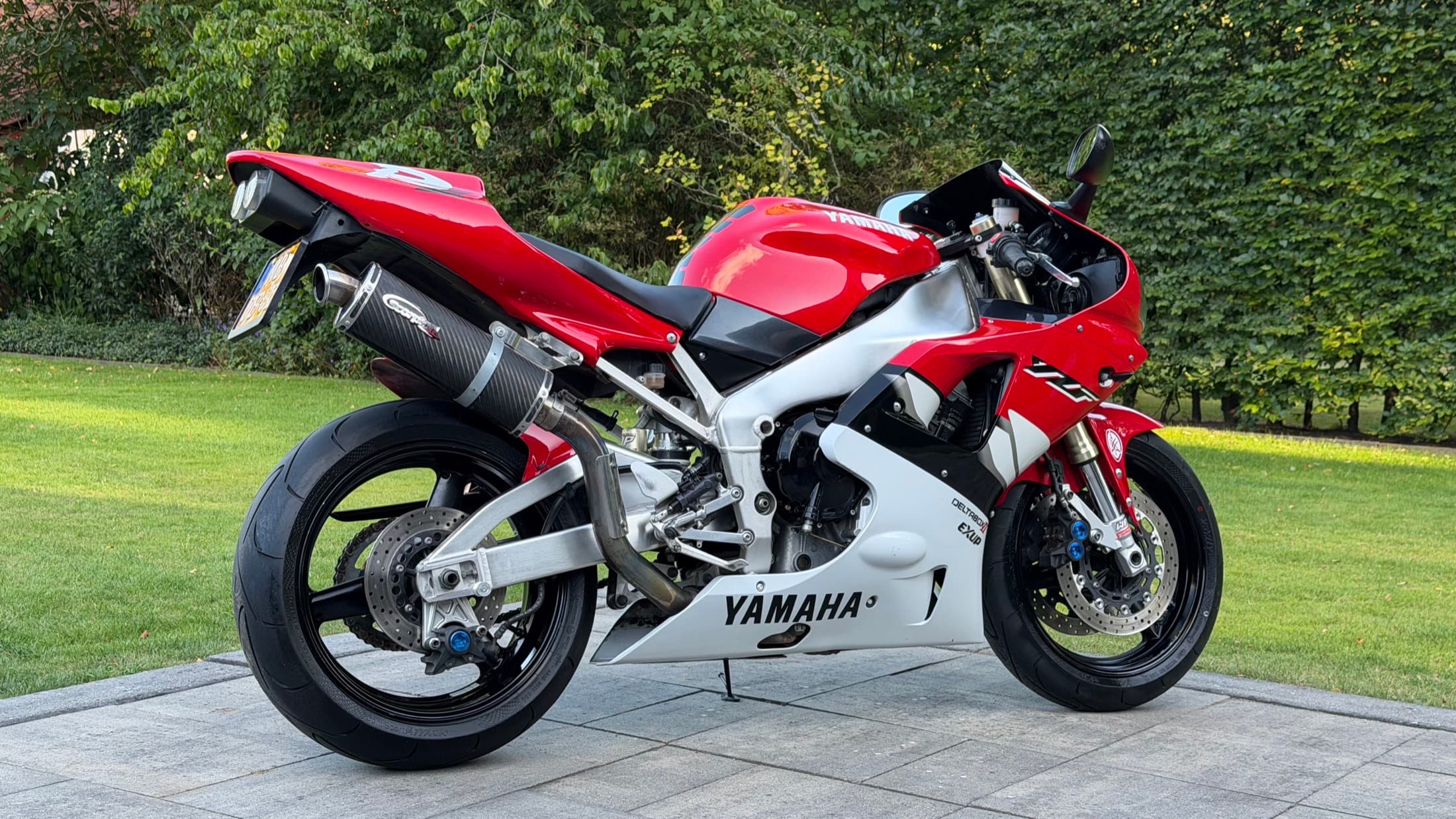 Rode en witte Yamaha YZF-R1 RN01 uit 1999